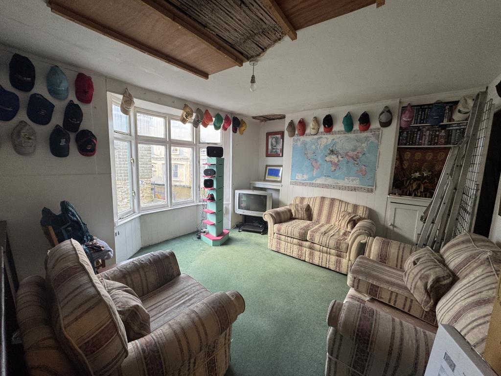 Lot: 46 - THREE STOREY TOWN CENTRE COMMERCIAL UNIT WITH POTENTIAL - First floor room